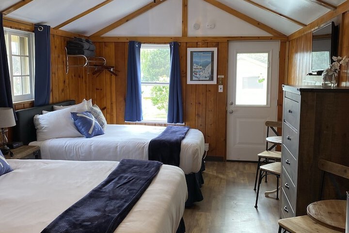 Lamplighter Cabins & Suites