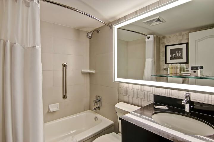 DoubleTree by Hilton Hotel Toronto Downtown