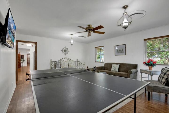 Spacious Home - Fire Pit BBQ and Outdoor Seating!