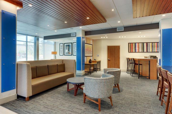 Holiday Inn Express & Suites Roanoke – Civic Center by IHG