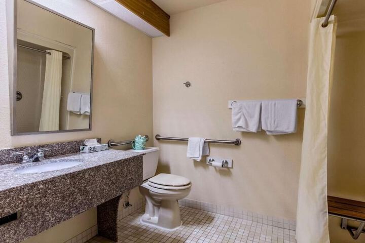 Room 4 of 16