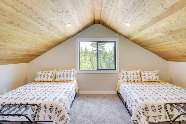 Modern Lakeside Cabin w / Mountain Views & Hot Tub!