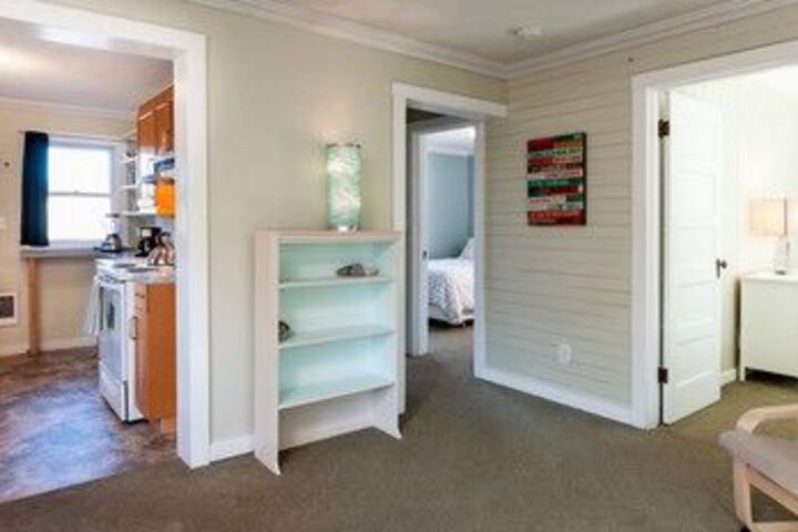 2BR Bay View Bungalow in Poulsbo by RedAwning