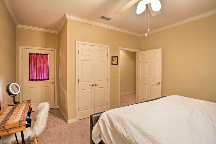 Spacious Stallion Lake Ranch Home w / Patio