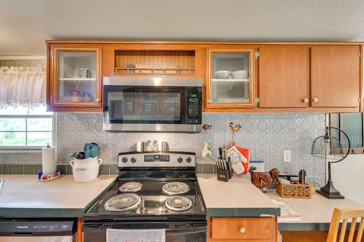 Sunny Florida Escape w / Screened-in Patio & Grill!