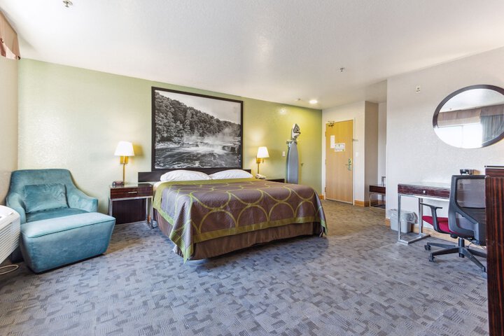Super 8 by Wyndham Uniontown PA