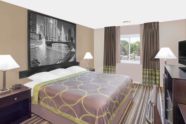 Super 8 by Wyndham Morton Grove / Chicago