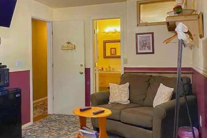 Room 9 of 28