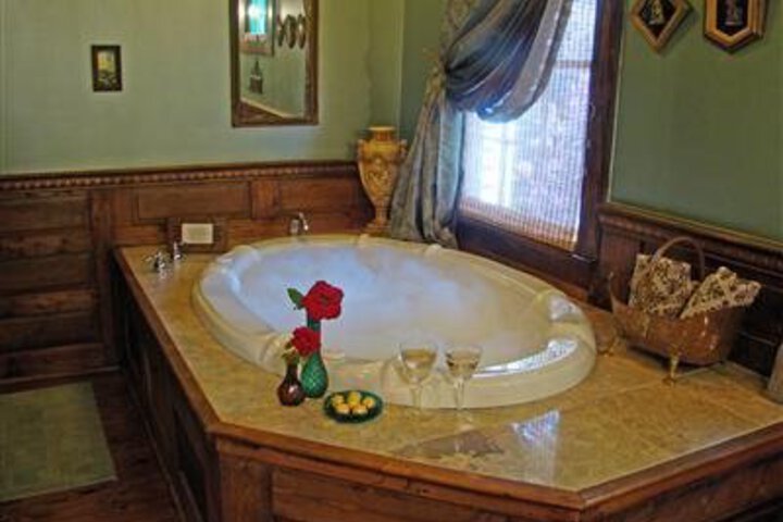 Breeden Inn Cottages & Retreat on Main