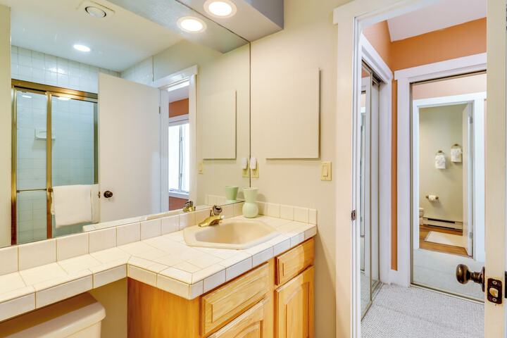 Hike Golf & Explore: Pocono Pines Townhome