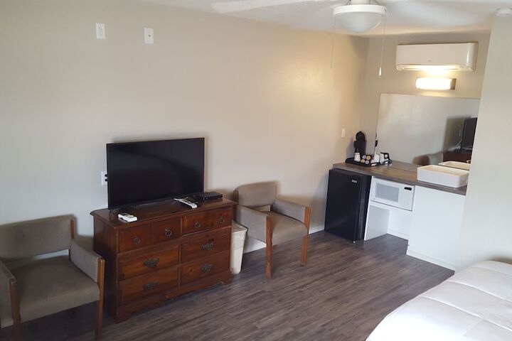 Room 7 of 12