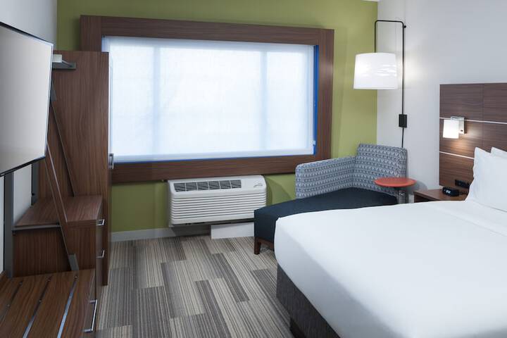 Room 35 of 63