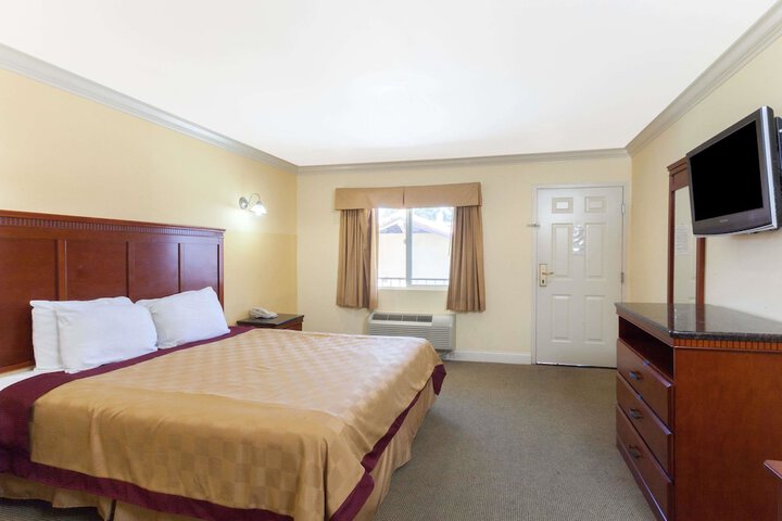 Room 17 of 25