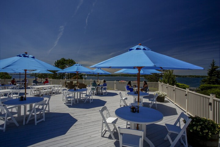 Spruce Point Inn