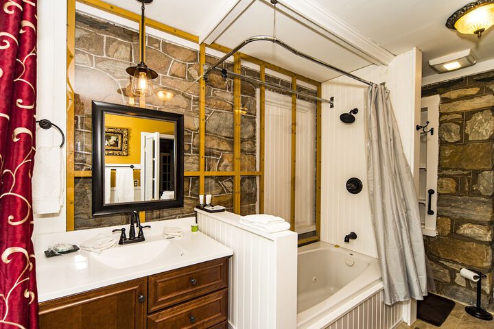 Stone Manor Boutique Inn