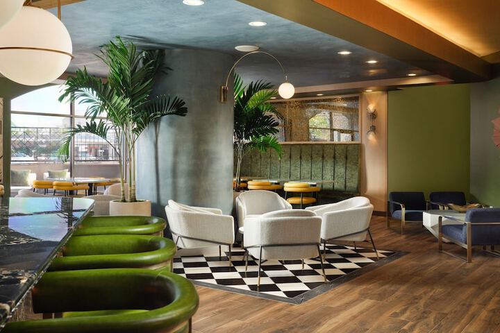 Lounge 70 of 76