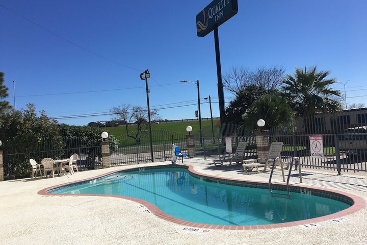 Pool 10 of 38