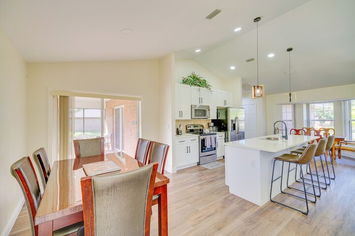 Sunny Palm Bay Home w / Screened Porch Near Beaches