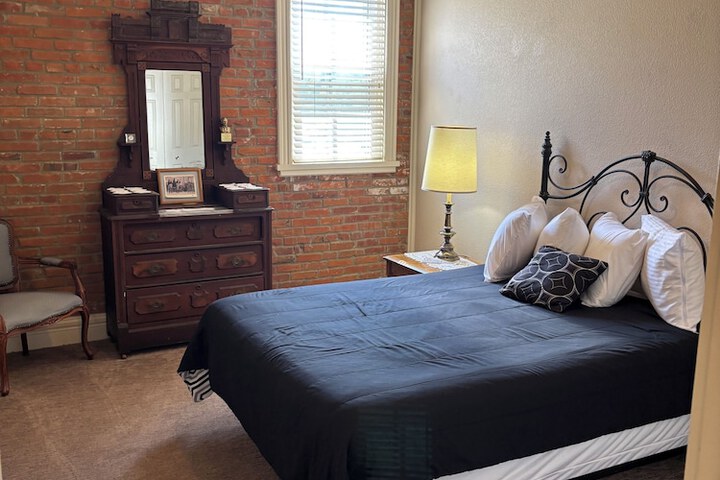 Hermann Crown Suites