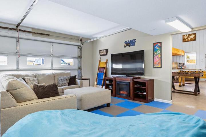 Black Hills Barndo-Hot Tub & Massage Chair