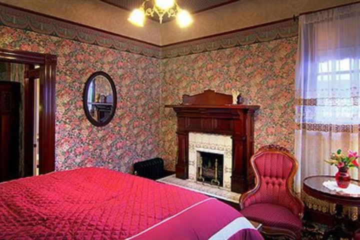 Gingerbread Mansion Inn