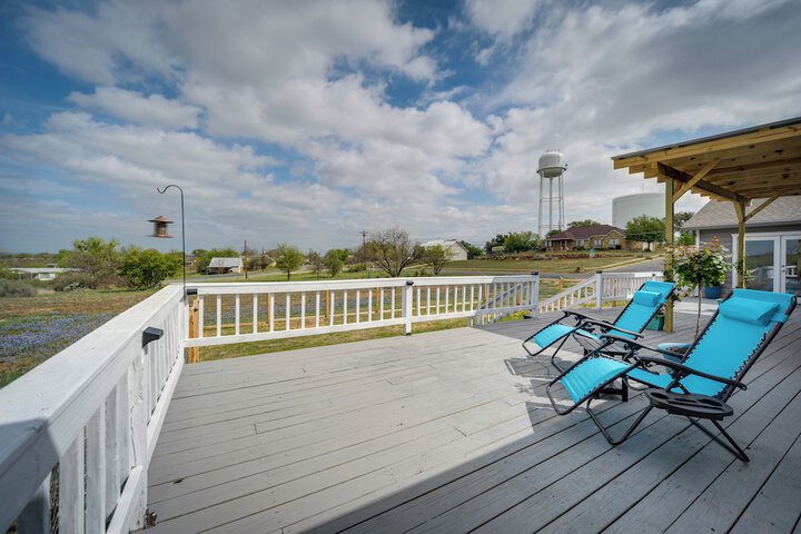 Pet-friendly Texas Retreat w / Deck & Gas Grill!