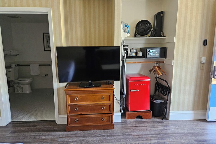Room 68 of 143