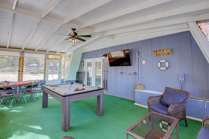 emerald Cove Chalet on Douglas Lake w / Hot Tub!