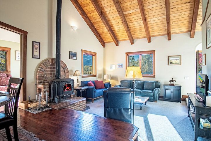 Creekside on Quigley - 3BD Private Home on Trails + Hot Tub