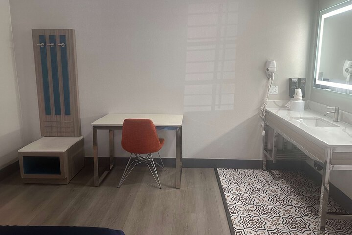 Room 76 of 103