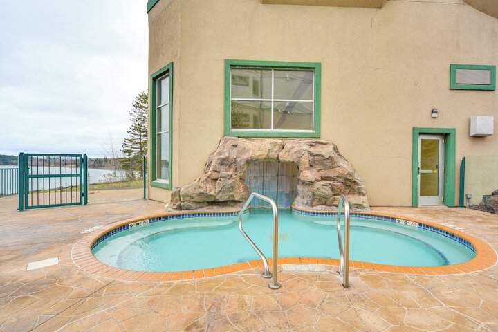 Pool & Lake Access: Northern Lakes Retreat!