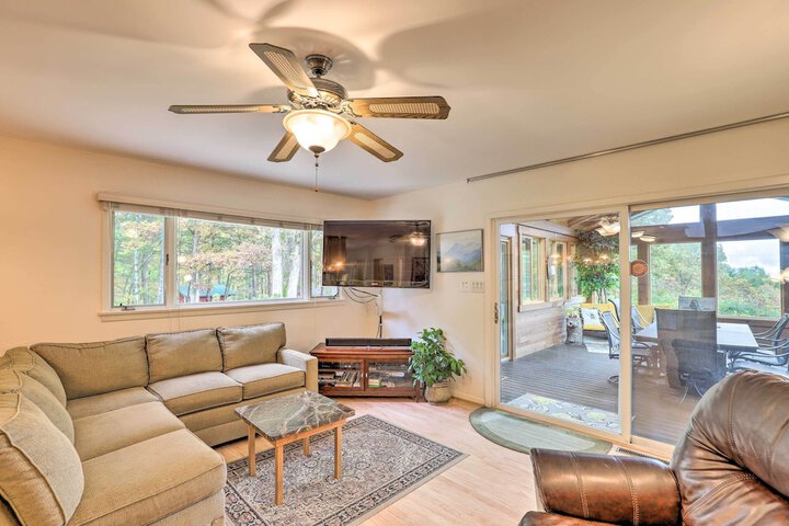 Stunning Fletcher Home: Hot Tub + Fire Pit!