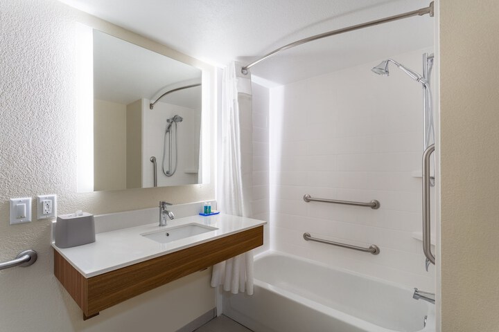 Holiday Inn Express & Suites Cedar Falls - Waterloo by IHG