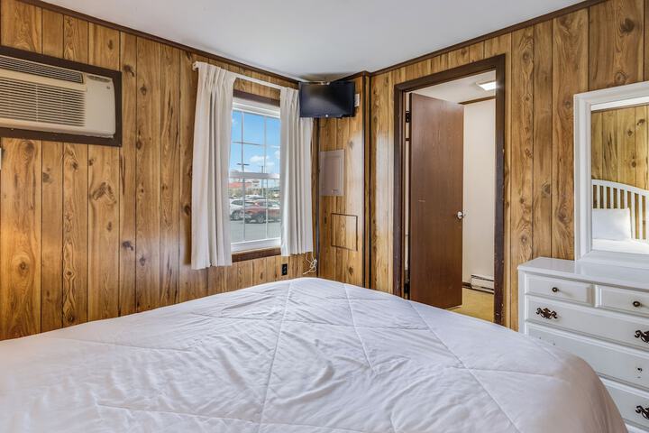 Room 28 of 33