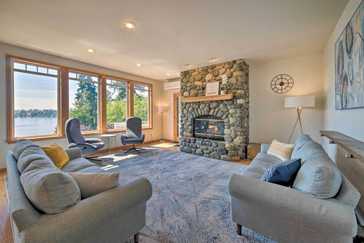Spacious Lake Stevens Home w / Fire Pit Patio