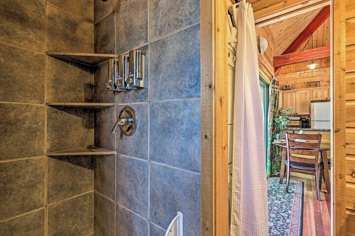 Furnished Deck: Romantic Strawberry / pine Studio!