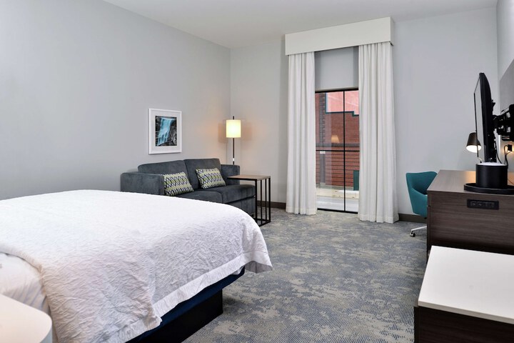 Room 32 of 62
