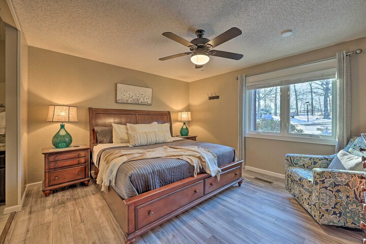 Bella Vista Home w / Deck + Trails: on Golf Course!