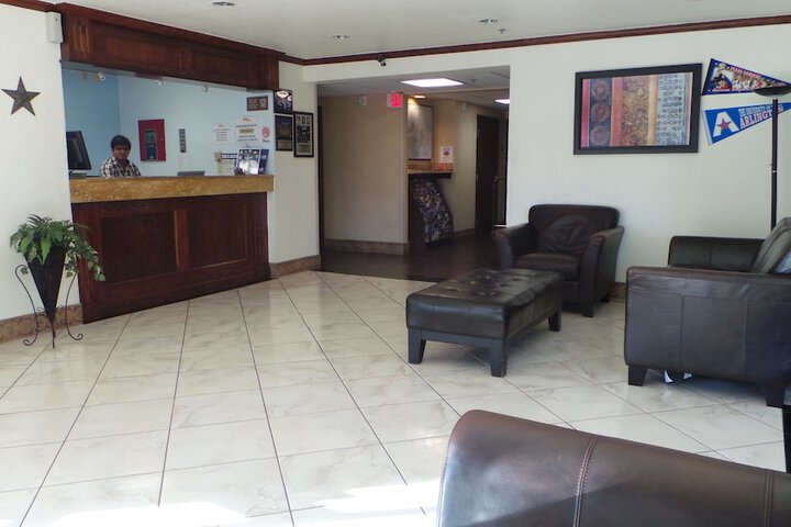 Baymont by Wyndham Arlington at Six Flags Dr