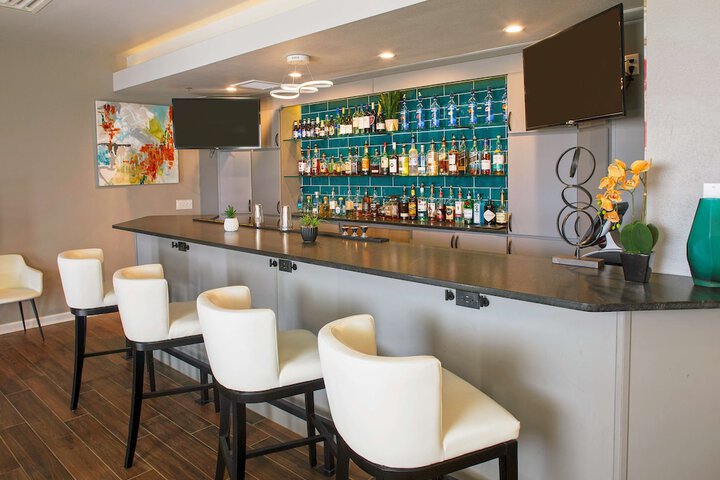 Lounge 41 of 48