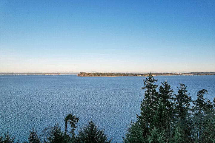 Unique Port Ludlow Home w / 3 Decks & Hot Tub!