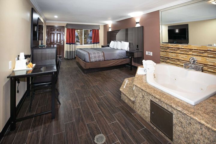 Rodeway Inn & Suites Bellflower