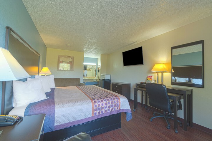 Regency Inn & Suites by OYO Bay City TX