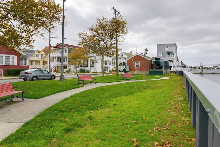 Cozy Ventnor Getaway: Walk to Public Beach!