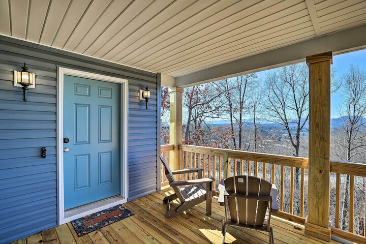 Charming Retreat w / Mtn Views: Walkable Location!