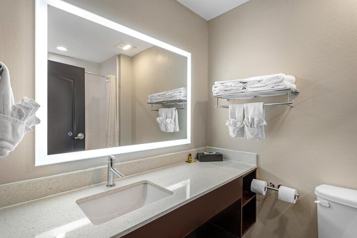 Best Western Plus Bay City Inn & Suites