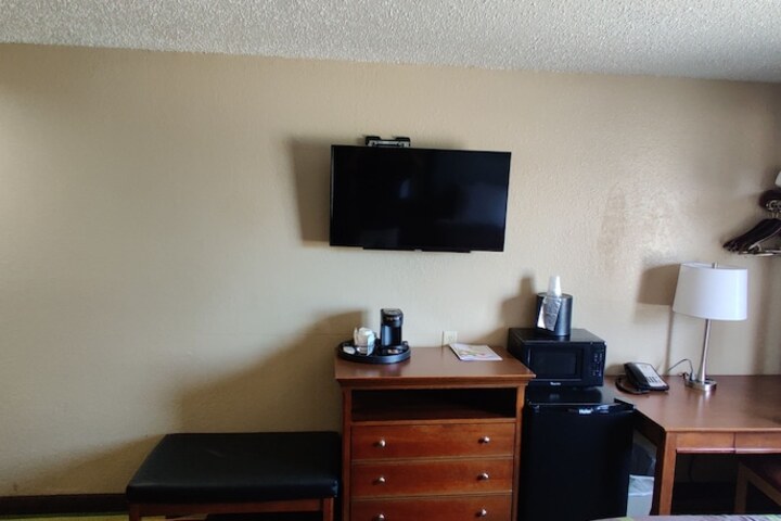 Room 17 of 37