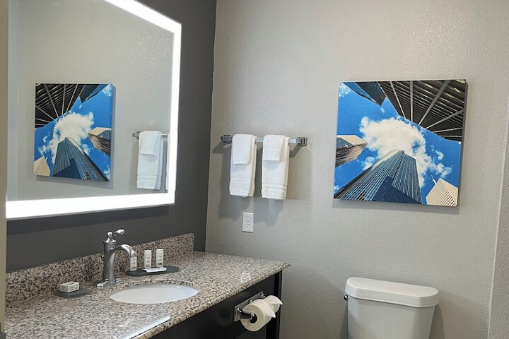 Room 17 of 28