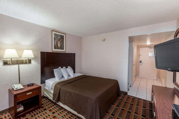 Room 10 of 25
