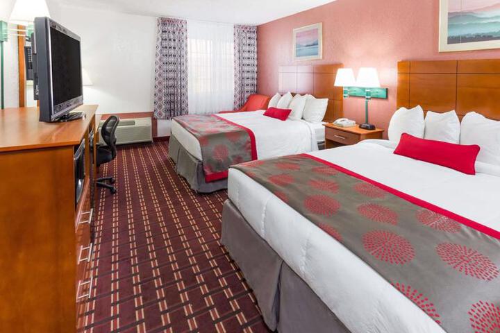 RAMADA BY WYNDHAM MEDFORD HOTEL AND CONF